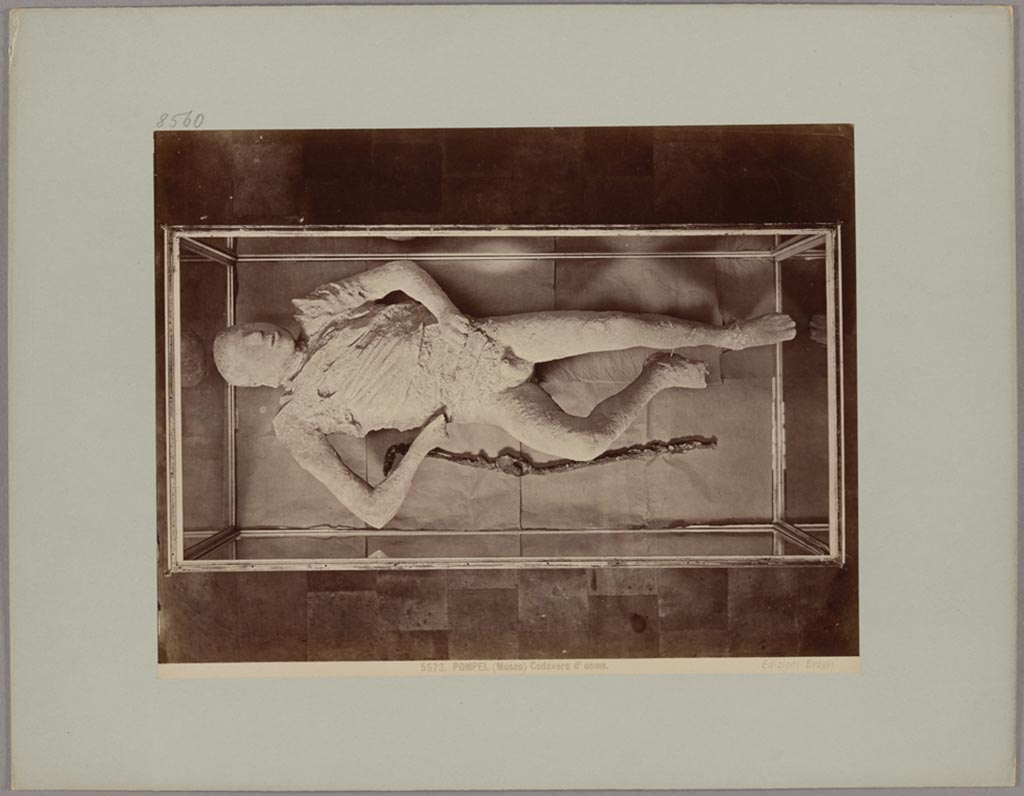 Victim 9, in display case, ca. 1870–1880. Photo Edizioni Brogi: 5573, POMPEI. (Museo) Cadavere d'uomo.
Photo courtesy of Städel Museum, Frankfurt am Main, inventory number St.F.1805.