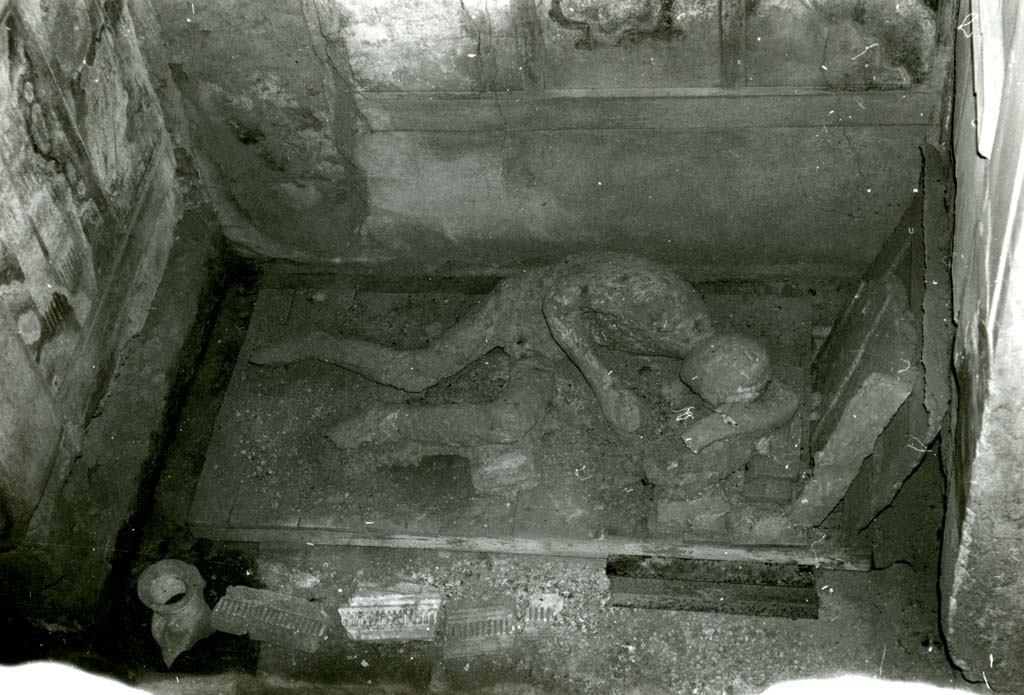 V.3.2 Pompeii. 1902. Possible victim number 3. 1968. I.8.17 Casa dei Quattro Stili, cubiculum NE of atrium, cast of Calco G from above.
This cast is not from this house but is still in the same room as it was in the Jashemski photograph of 1959 below.
Photo courtesy of Anne Laidlaw.
American Academy in Rome, Photographic Archive. Laidlaw collection _P_68_14_26.
The victim is thought to be a male and appears to have drapery rolled up at the waist.
There is no record of the find date or location.
See Osanna, N., Capurso, A., e Masseroli, S. M., 2021. I Calchi di Pompei da Giuseppe Fiorelli ad oggi: Studi e Ricerche del PAP 46, p. 554-5, Calco G.