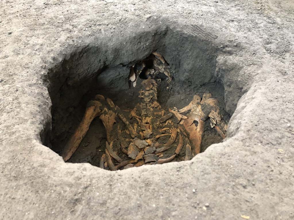 November 2020. Inside the room, initially voids were discovered in the layer of hardened ash, below which the skeletons were encountered. Once the bones had been analysed - by the physical anthropologist of the Park, who removed most of them - plaster was poured in, according to the famous plaster casting technique developed by Giuseppe Fiorelli. 

In addition, when the voids left by the bodies were discovered, endoscopic analysis was undertaken along with the collection of samples of bone, and where possible, a laser scan was also made of the void left by the body, with the final stage being the creation of a plaster cast.

Novembre 2020. All'interno della stanza, inizialmente sono stati scoperti vuoti nello strato di cenere indurita, sotto il quale sono stati incontrati gli scheletri. Una volta analizzate le ossa - dall'antropologo fisico del Parco, che ne rimosse la maggior parte - fu versato l'intonaco, secondo la famosa tecnica di colata in gesso sviluppata da Giuseppe Fiorelli. 

Inoltre, quando sono stati scoperti i vuoti lasciati dai corpi, è stata intrapresa l'analisi endoscopica insieme alla raccolta di campioni di ossa, e dove possibile, è stata fatta anche una scansione laser del vuoto lasciato dal corpo, con la fase finale della creazione di un calco in gesso.

Photograph © Parco Archeologico di Pompei.

