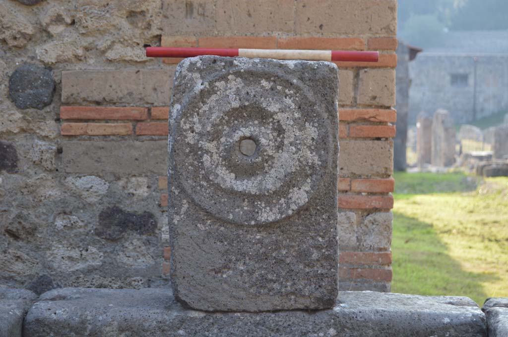 Fountain at 1.5.2, Pompeii. October 2017. Fountain head with relief of �patera� or plate
Foto Taylor Lauritsen, ERC Grant 681269 D�COR.
