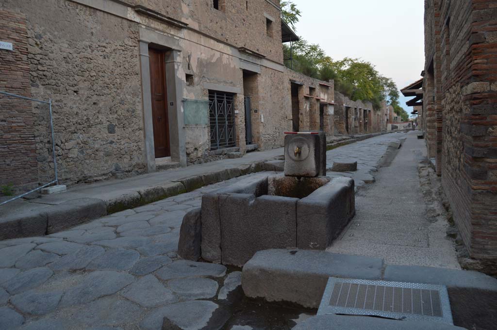 Fountain outside I.9.1 on Via dell� Abbondanza. October 2018. Looking east.
Foto Taylor Lauritsen, ERC Grant 681269 D�COR.
