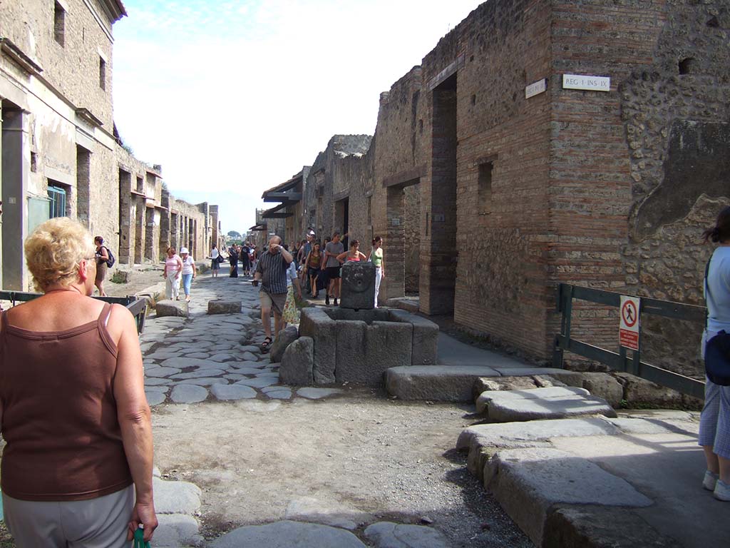 Fountain outside I.9.1 on Via dell� Abbondanza. September 2005. Looking east.
