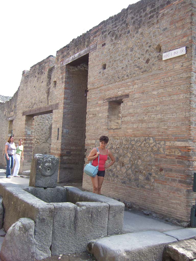 Fountain outside I.9.1 on Via dell� Abbondanza. September 2005. East side.