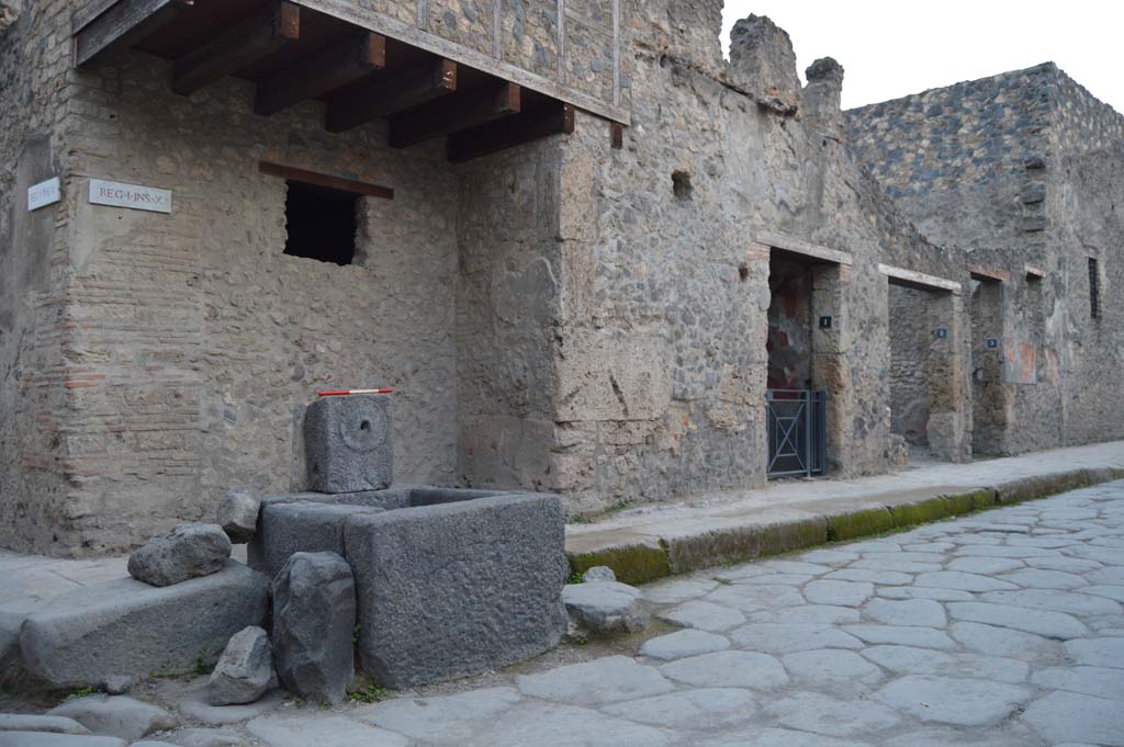 Fountain at I.10.1 Pompeii. October 2017. East and North sides of the fountain.
Foto Taylor Lauritsen, ERC Grant 681269 DÉCOR.