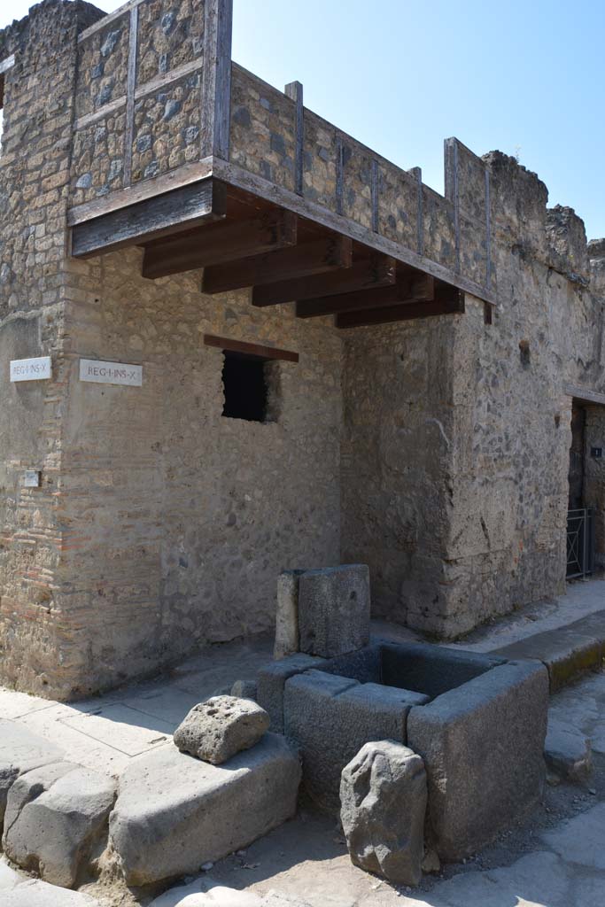Fountain at I.10.1 Pompeii. April 2017.
Looking towards corner of Vicolo di Menandro (on right) at junction with Vicolo di Paquius Proculus (on left). .
Photo courtesy Adrian Hielscher.