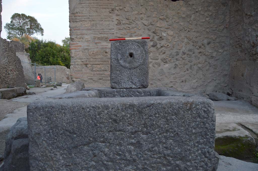 Fountain at I.10.1 Pompeii. October 2017. North side of fountain.
Foto Taylor Lauritsen, ERC Grant 681269 DÉCOR.