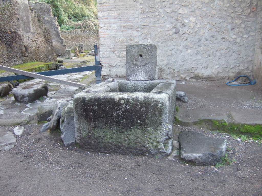 Fountain at I.10.1, Pompeii. December 2005.