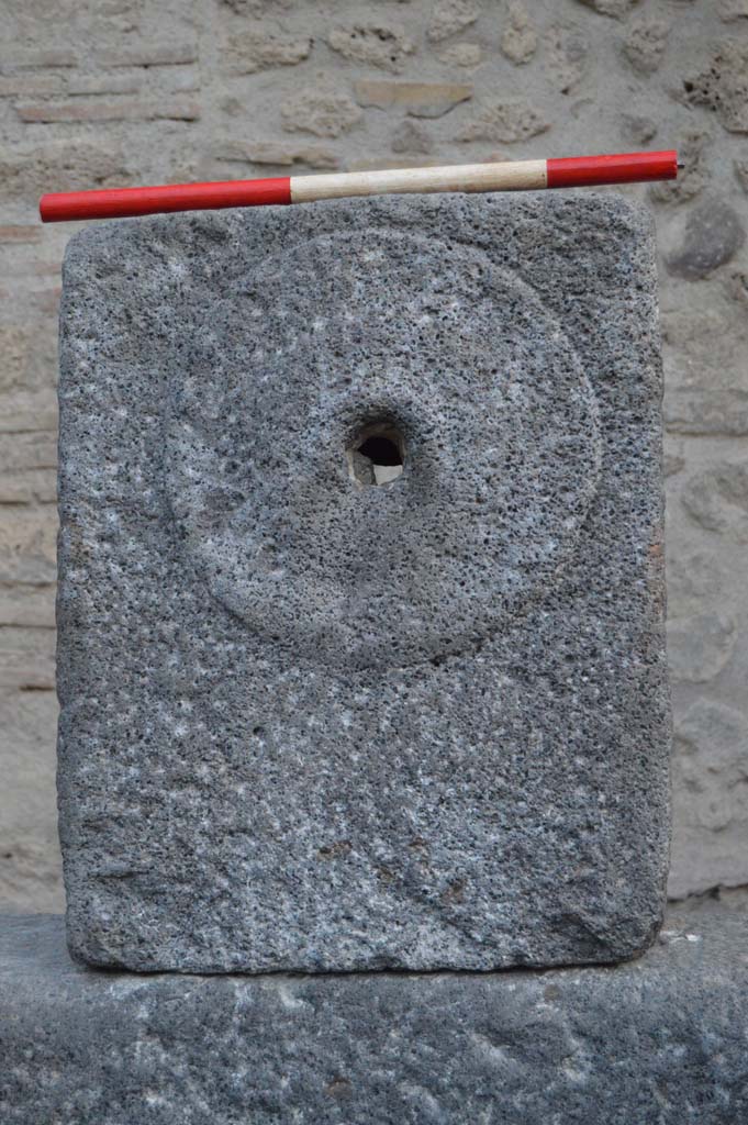 Fountain at I.10.1 Pompeii. October 2017. Fountain head with relief of patera.
Foto Taylor Lauritsen, ERC Grant 681269 DÉCOR.