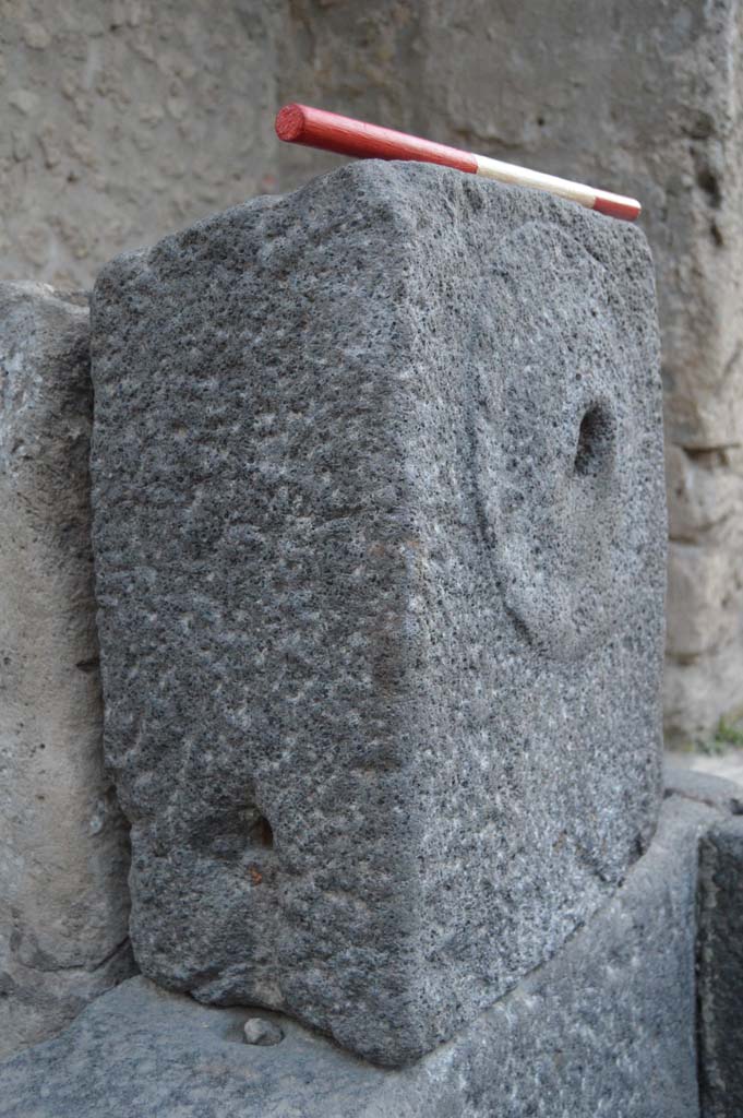 Fountain at I.10.1 Pompeii. October 2017.Side view of fountain head.
Foto Taylor Lauritsen, ERC Grant 681269 DÉCOR.