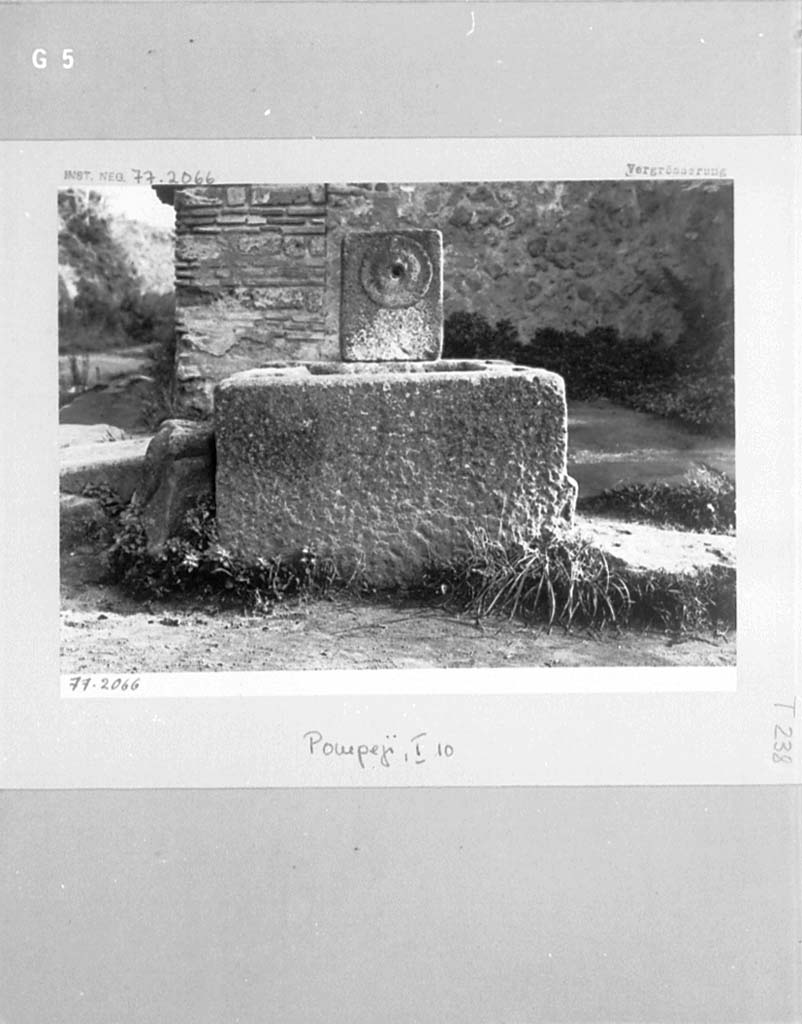 Fountain at I.10.1 Pompeii. 1977?
DAIR 77.2066. Photo © Deutsches Archäologisches Institut, Abteilung Rom, Arkiv.
Foto Taylor Lauritsen, ERC Grant 681269 DÉCOR.