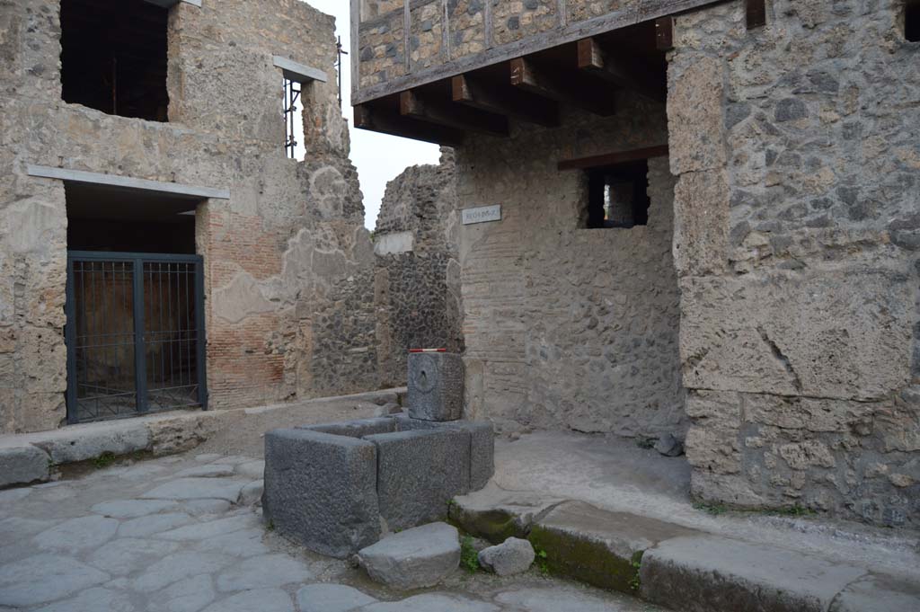 Fountain at I.10.1 Pompeii. October 2017. Looking south-east towards Vicolo di Paquius Proculus.
Foto Taylor Lauritsen, ERC Grant 681269 DÉCOR.