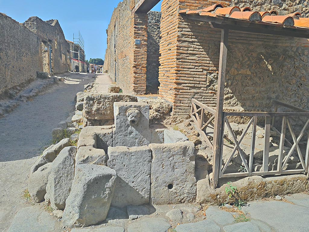 I.14 Pompeii. May 2006. Via di Castricio, looking west.      I.13.10 on right.