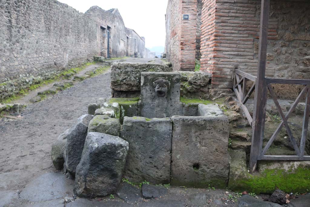 I.13.10 Pompeii.  May 2006.  Fountain on the corner of Via di Castricio and Via di Nocera.