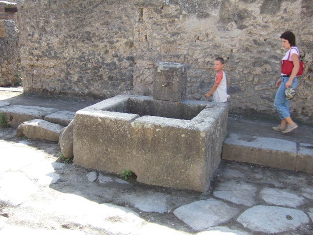Fountain on Via dell’ Abbondanza between II.1.2 and II.1.3. December 2005. Looking south.