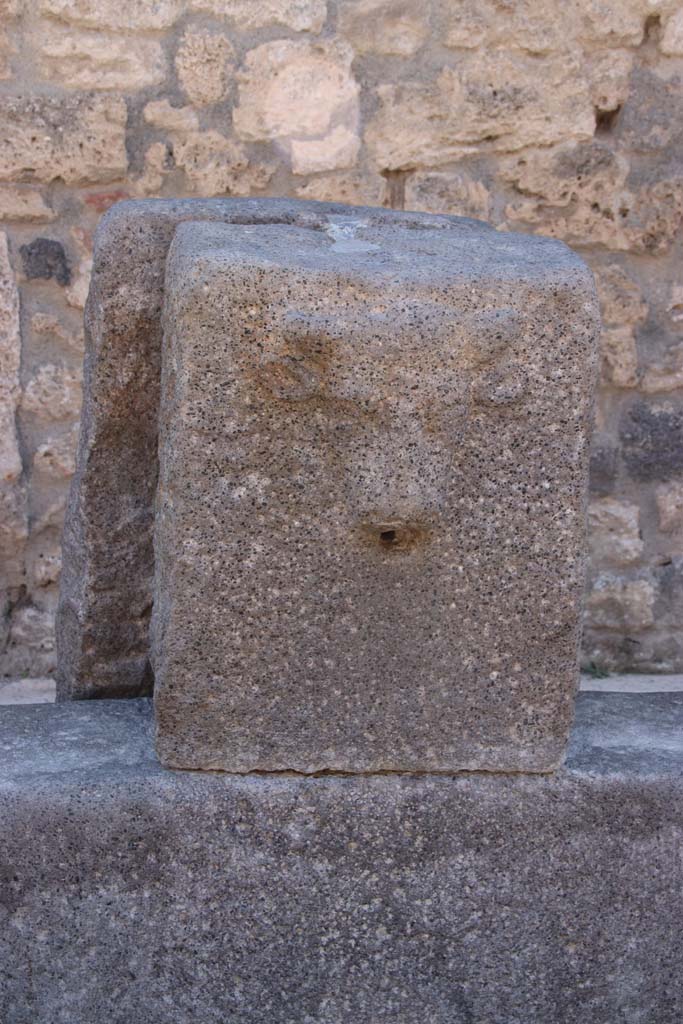 Fountain on Via dell’ Abbondanza between II.1.2 and II.1.3. December 2005. Relief of head of bull or ox.