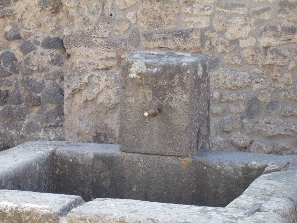 Fountain on Via dell� Abbondanza between II.1.2 and II.1.3. September 2005. Looking south.