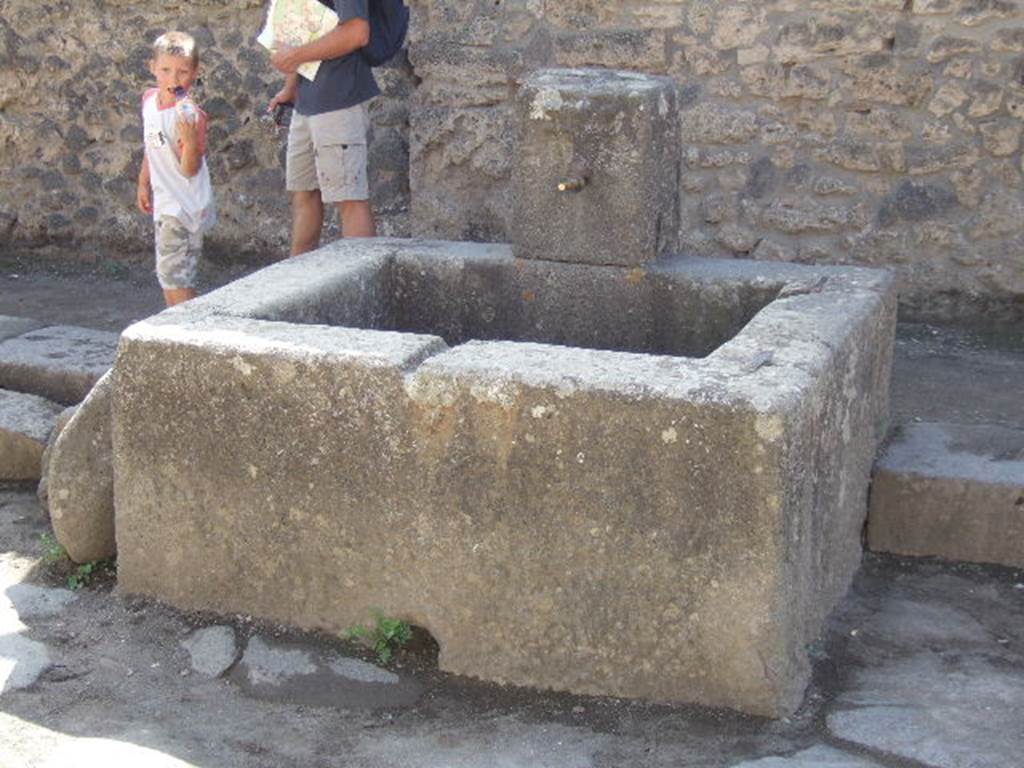 Fountain on Via dell�Abbondanza between II.1.2 and II.1.3

