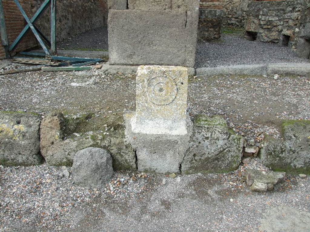 V.1.3 Pompeii. December 2006. Looking north at fountain between V.1.3 and V.1.4. with relief of �patera� or plate.
