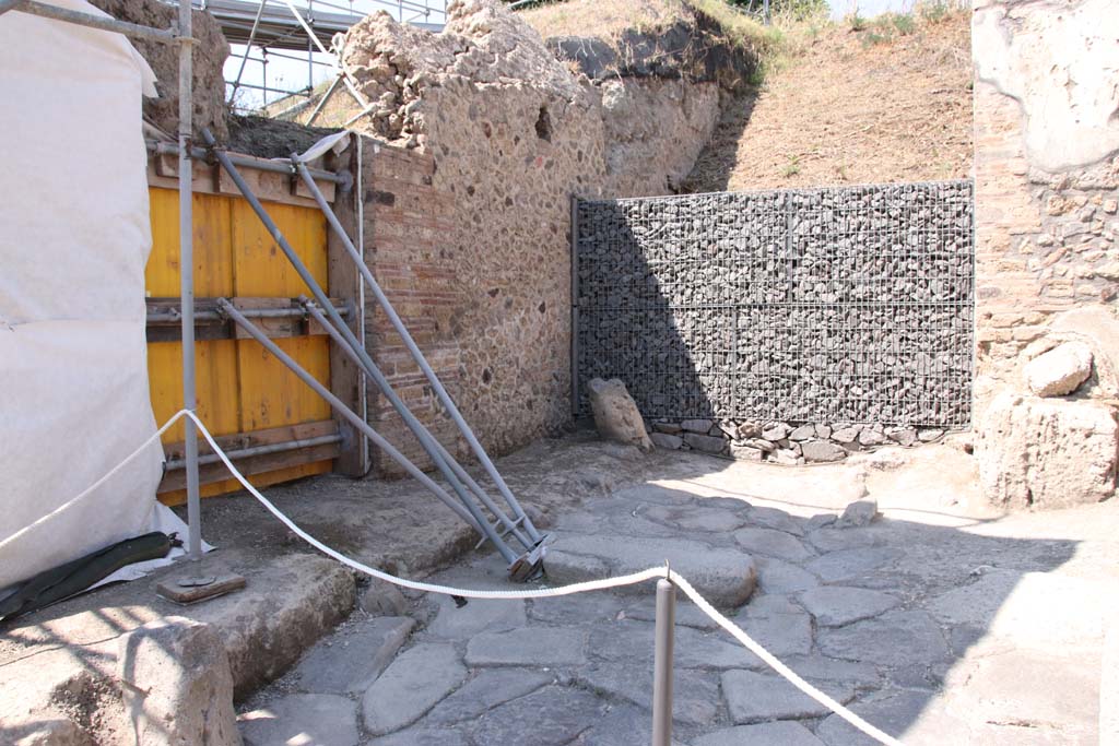 V.8, Pompeii, on right. On the left is V.7. September 2021.
Looking north from junction with Vicolo delle Nozze d’Argento, towards blocked continuation of Vicolo dei Balconi. Photo courtesy of Klaus Heese.
