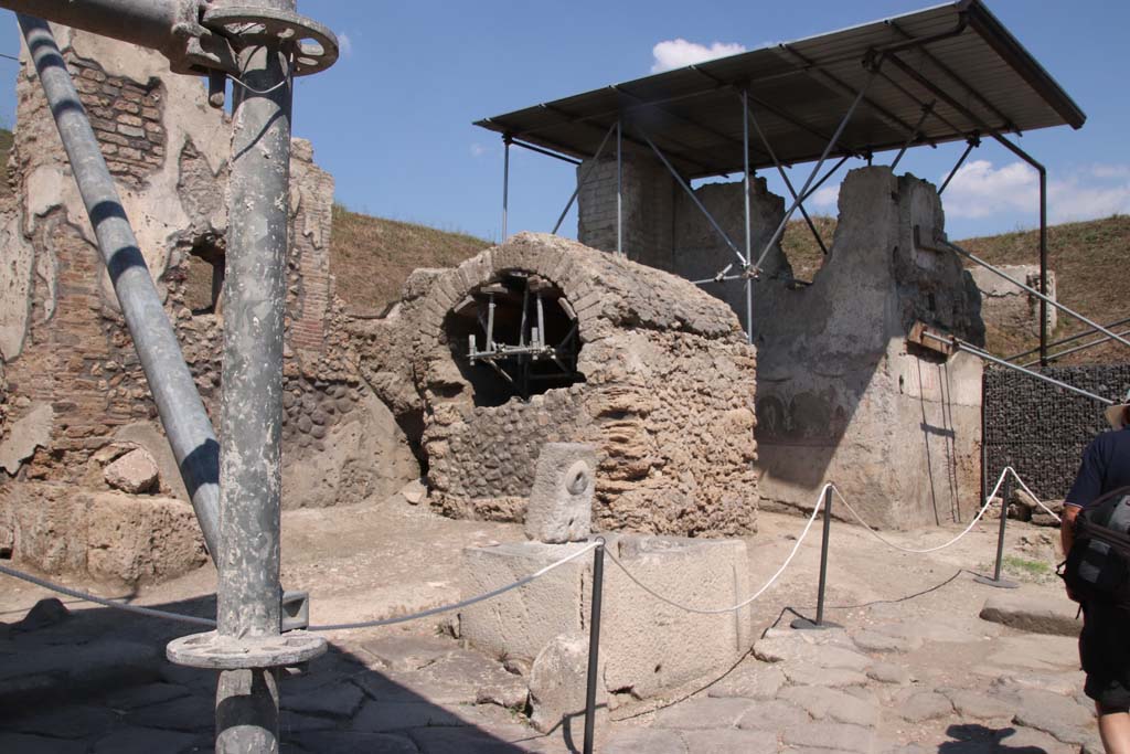 Pompeii Fountain at V.8. September 2021.
Fountain, Well, Water Tower and street shrine, at crossroads of Vicolo delle Nozze d’Argento and Vicolo dei Balconi. Photo courtesy of Klaus Heese.