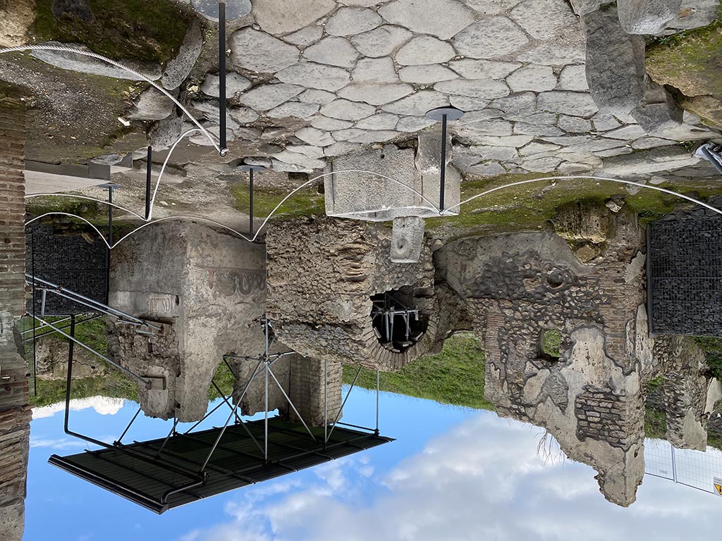 Pompeii Fountain at V.8, on north-east side of junction. November 2021.
Fountain, Well, Water Tower and street shrine, at crossroads of Vicolo delle Nozze d’Argento and Vicolo dei Balconi.
Photo courtesy of Joonas Vanhala.