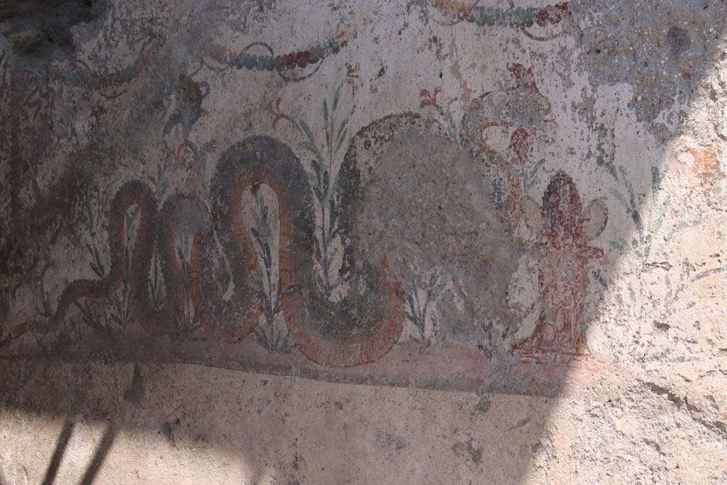 V.8, Pompeii. September 2021.
Looking east towards painted street shrine at the rear of the Well, on north side of Vicolo delle Nozze d’Argento. Photo courtesy of Klaus Heese.