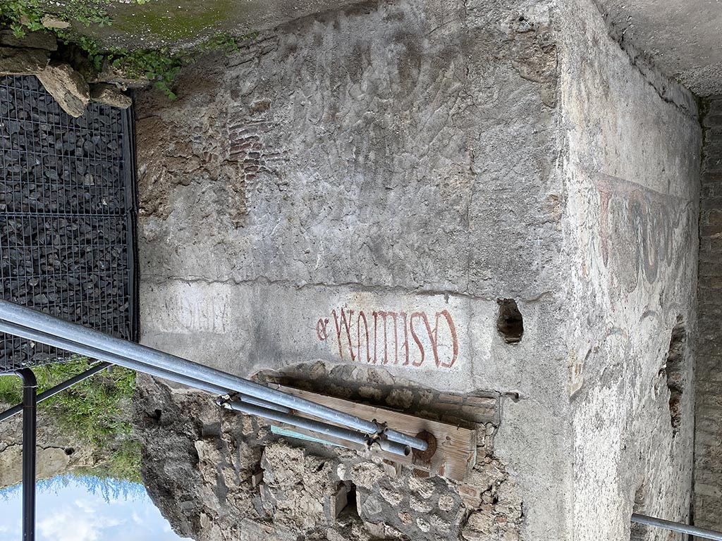 Pompeii Fountain at V.8, on north-east side of junction. November 2021.
Painted graffiti on west end of south wall near the street shrine, on north side of Vicolo delle Nozze d’Argento.
Photo courtesy of Joonas Vanhala.