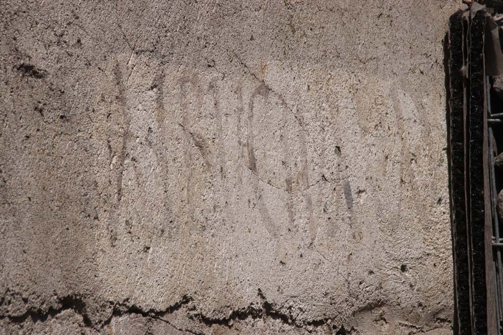 V.8, Pompeii. September 2021.
Looking north towards painted ALBUCIUM graffiti on east end of south wall near the street shrine, on north side of Vicolo delle Nozze d’Argento.
Photo courtesy of Klaus Heese.