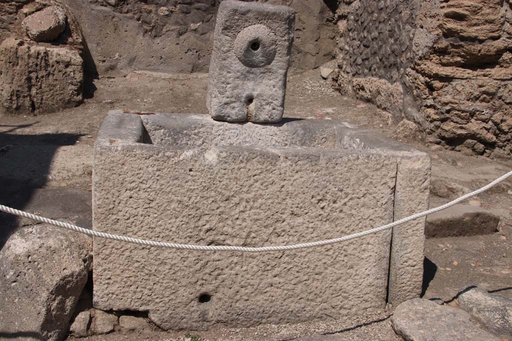 Fountain at V.8, Pompeii. September 2021.
Looking north to fountain on north side of Vicolo delle Nozze d'Argento. Photo courtesy of Klaus Heese.