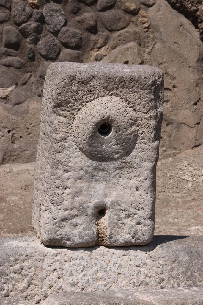 Fountain at V.8, Pompeii. September 2021.
Looking north to fountain with crescent shaped relief, on north side of Vicolo delle Nozze d'Argento.
Photo courtesy of Klaus Heese.