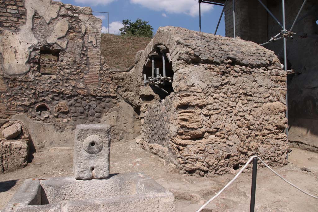 Fountain at V.8, Pompeii. September 2021.
Looking north to fountain, on its right side at the rear is the Well. Photo courtesy of Klaus Heese.