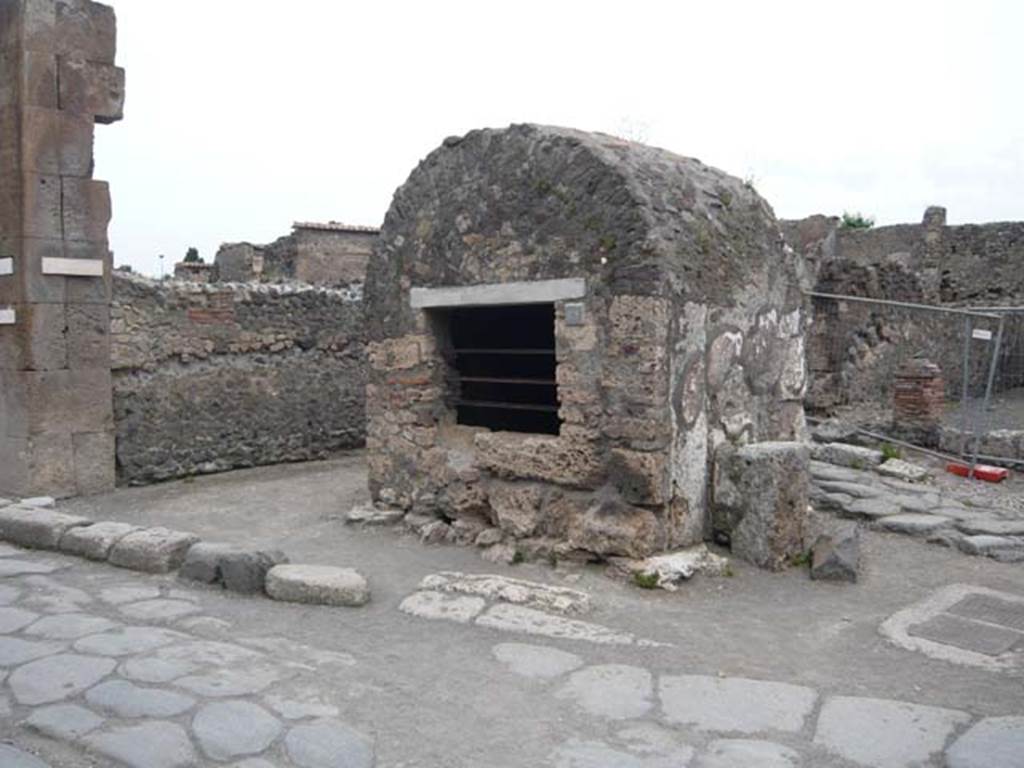 Pompeii Fountain at VI.1.19 Pompeii. May 2012. Public well, with street shrine on its south side (on right).
Photo courtesy of Buzz Ferebee.

