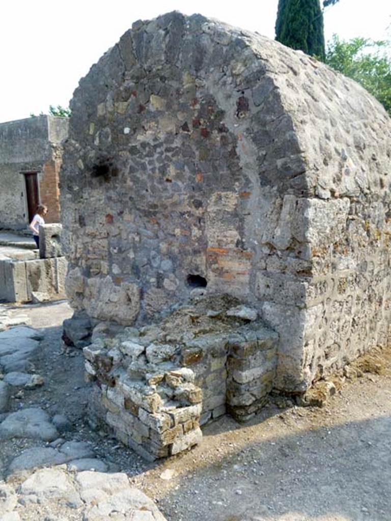 Pompeii Fountain at VI.1.19 Pompeii. May 2011. Rear (east side) of deep well at VI.1.19, with remains of water supply column. Photo courtesy of Michael Binns.
