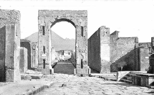 Drinking fountain? at base of Arch of Caligula on Via Mercurio at VI.10.10. December 2006.