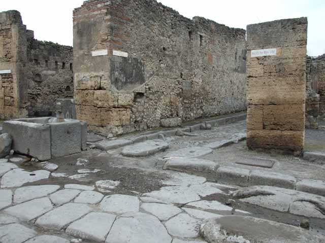 Fountain outside VI.13.7. September 2005.  Relief of head of bull or ox. 