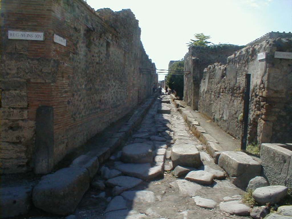 VI.14, on left. September 2004.                            Vicolo di Mercurio, looking west.                  VI.16.3 and fountain, on right.