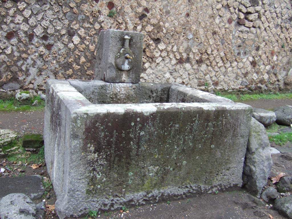 Fountain at VI.16.19 December 2005. Looking west.