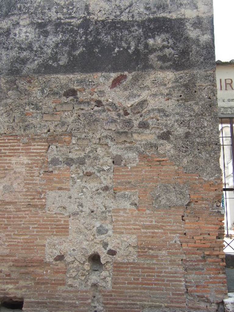 Front exterior wall on south side of VI.17.27, with possible site of fountain. May 2006.