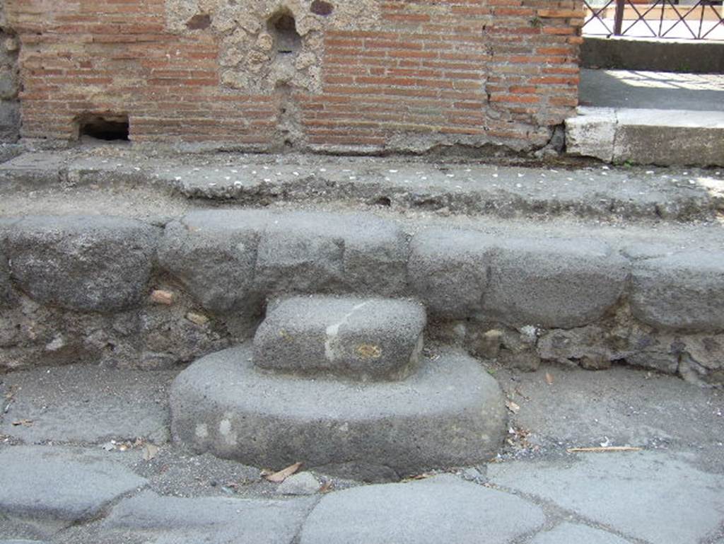 Possible site of fountain at VI.17.27, hole in front exterior wall. May 2006.