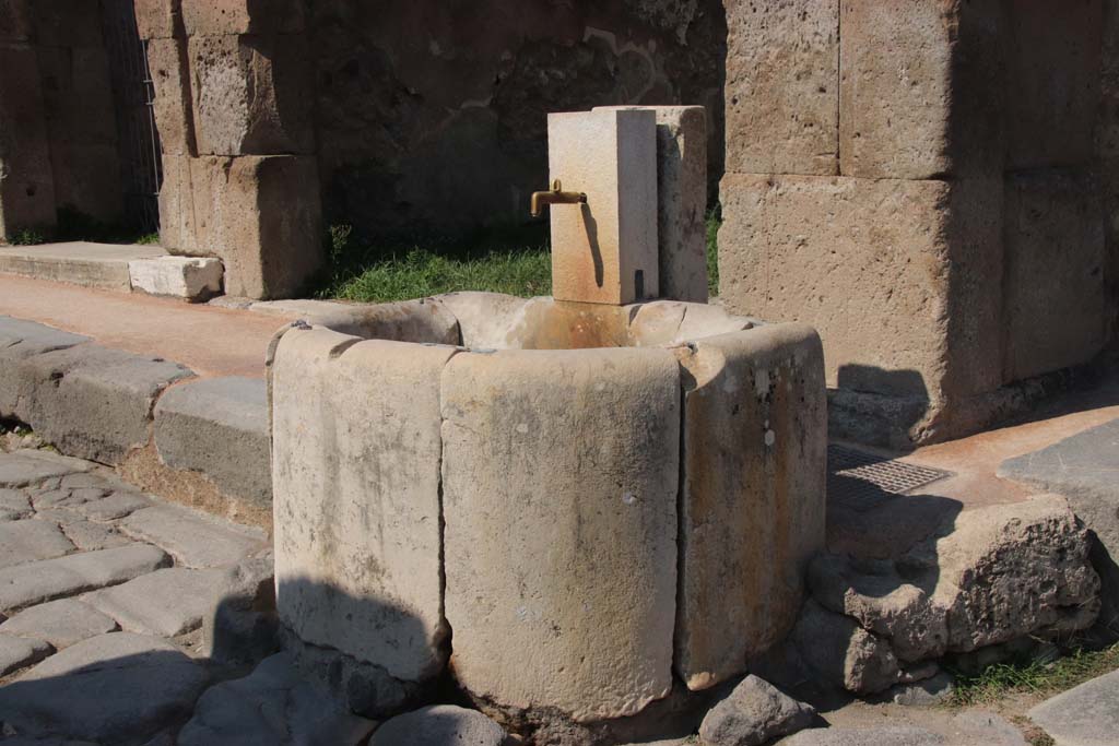 Fountain outside VII.4.32 on Via degli Augustali. September 2005.