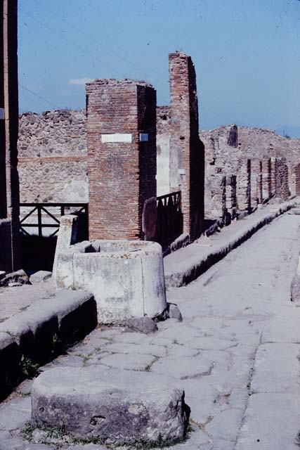 Fountain outside VII.4.32 Via degli Augustali. December 2005. Looking north-east.