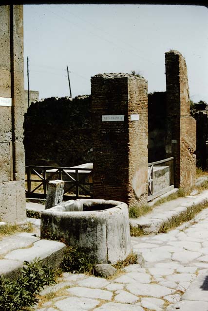 Fountain outside VII.4.32 on Via degli Augustali. December 2005. Looking north.