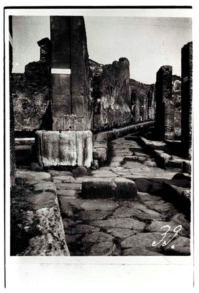 Fountain outside VII.4.32 on Via degli Augustali. W.1626. Vicolo Storto, looking north from junction with Via degli Augustali, near fountain.
Photo by Tatiana Warscher. Photo � Deutsches Arch�ologisches Institut, Abteilung Rom, Arkiv.  
