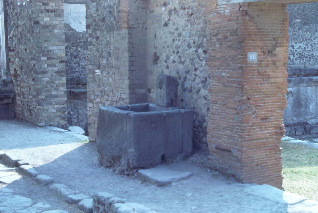 VII.8. Pompeii. August 1976. Fountain outside north wall of Forum, with entrance doorway VII.7.26, on right.
Photo courtesy of Rick Bauer, from Dr George Fay�s slides collection.


