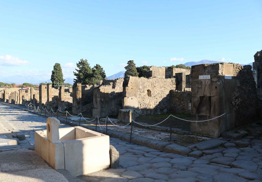 Fountain outside VII.9.67. Via dell�Abbondanza, south side, Pompeii. December 2018. 
Looking south-east along Insula VIII.5, with VIII.5.1, on right. Photo courtesy of Aude Durand.

