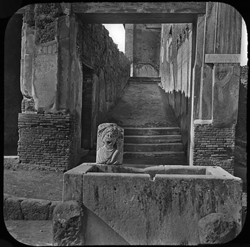 VII.9.67 Pompeii. Looking north on Via dell�Abbondanza towards fountain and rear steps at VII.9.67.
Photo by permission of the Institute of Archaeology, University of Oxford. File name instarchbx208im 027. Resource ID. 44353. See Details on HEIR web site

