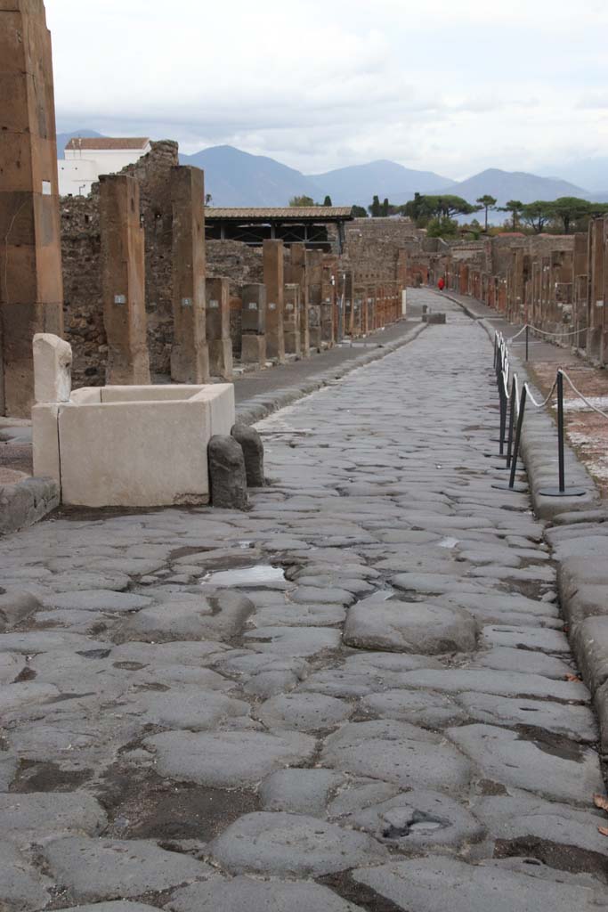Fountain outside VII.9.67. Via dell�Abbondanza. October 2020. 
Looking east from between VII.9 and VIII.5, in the year of the pandemic. Photo courtesy of Klaus Heese.
