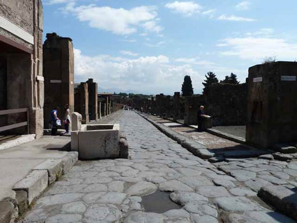 Fountain outside VII.9.67. Via dell�Abbondanza. May 2010. Looking east between VII.9 and VIII.5, from near VII.9.68, on left.