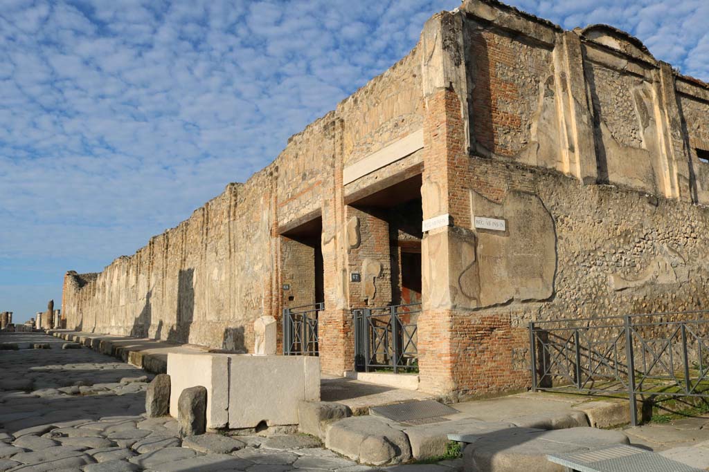 Fountain outside VII.9.67. Via dell�Abbondanza, north side, Pompeii. December 2018.
Looking north-west towards fountain and south side of Eumachia�s Building. Photo courtesy of Aude Durand.

