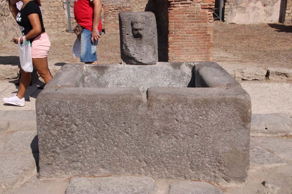 Fountain outside VII.14.13 and VII.14.14 on Via dell�Abbondanza. September 2019. Looking north.
Photo courtesy of Klaus Heese.
